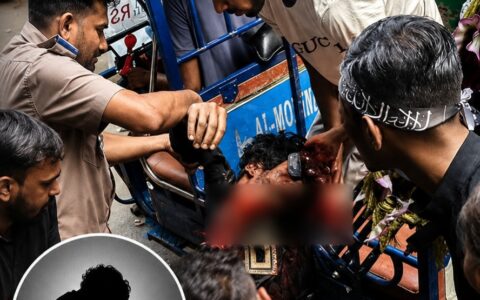 জাকির হোসেনকে হামলার পর স্থানীয়দের সহায়তায় হাসপাতালে নেওয়ার মু